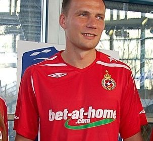 Arek Głowacki w koszulce z reklamą Bet at home