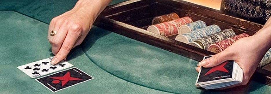 Czasami przewagą w blackjacku po stronie kasyna jest ukryta karta